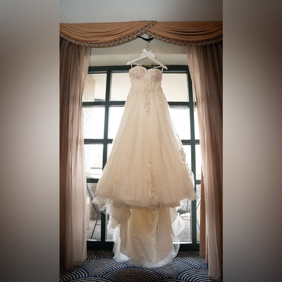 Elegant White Strapless Wedding Dress